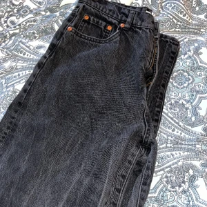 Svarta jeans - Svarta jeans. Passar storlek 36. Korta, kan bäras av både långa och korta människor. Högmidjade. 