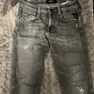 Replay- & Nudie jeans - Storlekar SÅLD-  Replay anbass 30/32- 450kr (nypris 1699kr)  SÅLD- Replay Hyperflex 30/32- 550kr (nypris 1499kr)   Finns kvar- Nudie Grimtim 31/32- 500kr (nypris 1500kr) Säljs pga av de inte används längre! 