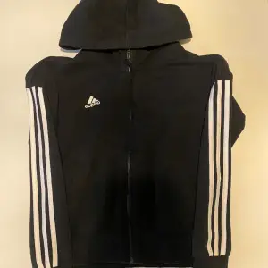 Kofta från adidas i storlek XS. 