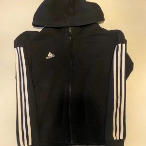 Kofta  - Kofta från adidas i storlek XS. 