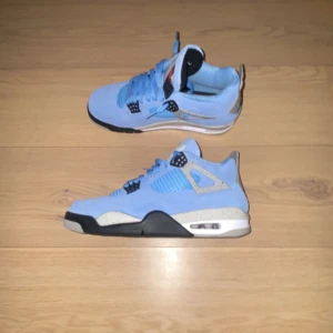 Aj4 universitys billigttt prisss!!! - Helt ny skick använda en gång inomhus! Ett mycket fint par skor perfekt till sommaren eller som en present till någon du älskar ❤️! Har du fler frågor skriv gärna till mig då, OBS gratis frakt 😍