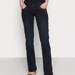 Svarta ltb jeans i modellen valerie. De är lågmidjade och är i färgen ”nattblå” alltså är de väldigt mörkblåa men ser ut som svart. De är aldrig använda utan endast testade alltså i toppskick. Dessutom är de helt slutsålda på hemsidan!