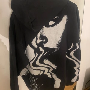 Ariana grande merch - KÖP INTE KOM PRIVAT FÖR SWISH🛑  Använt några gånger forfarande som ny storlek XL funkar som S oversized,  Ganska rare hoodie. Nypris: 95$ Mitt pris 300kr.  Säljer allt Ariana Grande merch då jag inte är ett  fan mer. Står för frakten ☺️