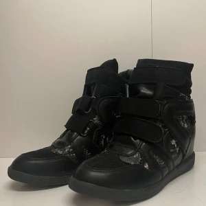 skor🩵 - isabel marant-liknande skor med ormskinnsmönster säljer pga används inte inga tydliga skador