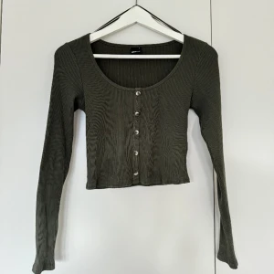 Grön croppad topp - Säljer denna fina topp ifrån Ginatricot. Använd fåtal gånger, storlek S ❤️‍🔥