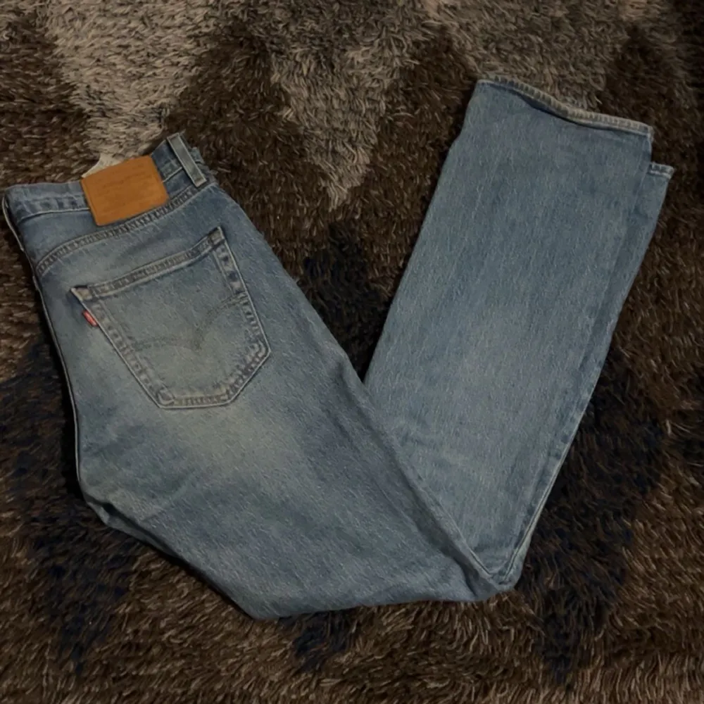 Jeans från Levis i modellen 527. Dem är alltså bootcut. Säljer dem för att dem inte kommer till användning!. Jeans & Byxor.