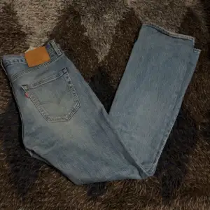 Jeans från Levis i modellen 527. Dem är alltså bootcut. Säljer dem för att dem inte kommer till användning!