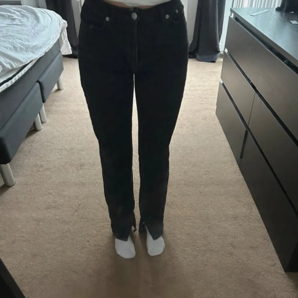 Väldigt fina raka jeans med slits som tyvärr blivit något för små för mig. I storlek 32, dem är stora i storleken. Jag är vanligtvis en 36/38 och dessa får jag på.. Jeans & Byxor.