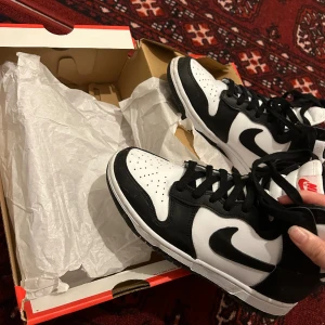 Säljer dessa skor - Säljer mina skor då dom ej passar mig använd endast engångs man får med sig kartongen och ett kvitto köpte den för 1600kr 