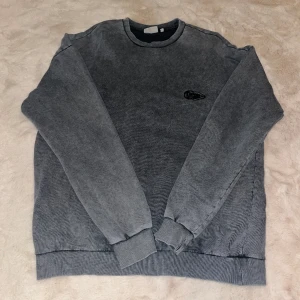 Snygg sweatshirt  - Sweatshirt från junkyard i storlek L men sitter snyggt oversized på mig.