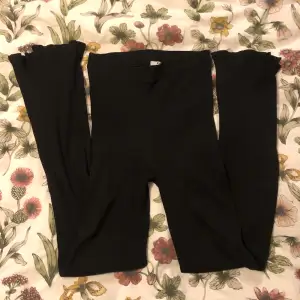 Det är ett par byxor från na-kd, byxorna är leggings med en flare samt ett slitt längst ner på benet. Byxorna är i mycket bra skick och storleken är S. Hör av dig om du har någon fråga! ☺️