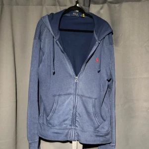 Ralph lauren zip hoodie - Tja säljer denna feta Ralph Lauren zip som har en urtvättad design redan från början och är riktigt skön på. Köpt för 2200kr och nästan nyskick!  hör av vid funderingar