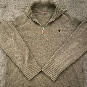 Morris half zip - Säljer denna sköna stickade Morris half zip i 100% merinoull. Nypris:1600