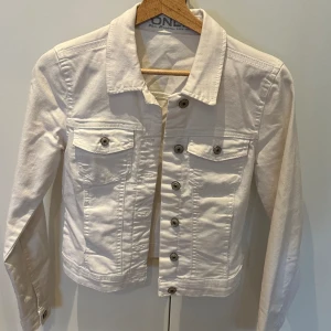 Vit jeansjacka - Vit jenasjacka från Only i storlek XS. Använda fåtal gånger. 