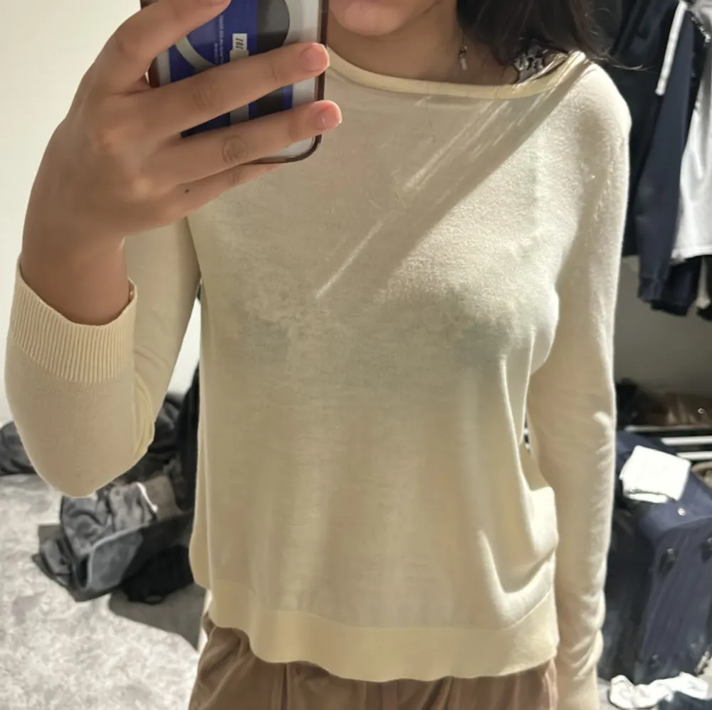 Säljer min tröja från Vero Moda i storlek S. Som ni ser på bilden har den hack på båda sidorna vilket den ska ha! Har testat den två gånger men  den är inte använd. Färgen är lite gulare så inte hel vit.. Blusar.