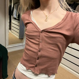 fin brun tröja - fin tröja från bikbok som passar bra med linne under precis som på bild. säljer för den är en aningens stor på mig. köpte för tyckte den likna brandymelville 💗