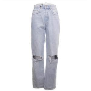 Jeans från Gina tricot midwaist i bra skick! (Inte mina egna bilder)