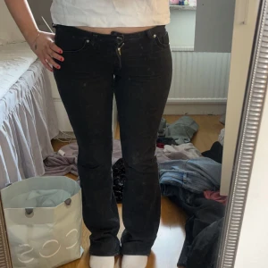 Lågmidjade svarta jeans - Vet inte vart dom är ifrån