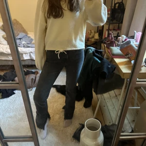 Snygga raka Zara jeans med slit - Zara jeans med slits på båda benen. De är grå och högmidjade. Storlek 36, köpa från Zara för något år sedan, finns ej kvar på hemsidan❤️