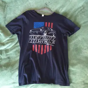 Här e en asfet vintage t shirt från Detroit. Den har tryck både fram och bak, på framsidan e en muscle bil med amerikanska flaggan o text. Säljer eftersom den är förstor för mig. Pris kan diskuteras och skriv privat för fler bilder/mer info.