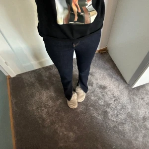 Jeans tall - Snygga jeans från Gina Tricot med slits som sitter perfekt på mig som är ca 174 cm. Stretchiga.