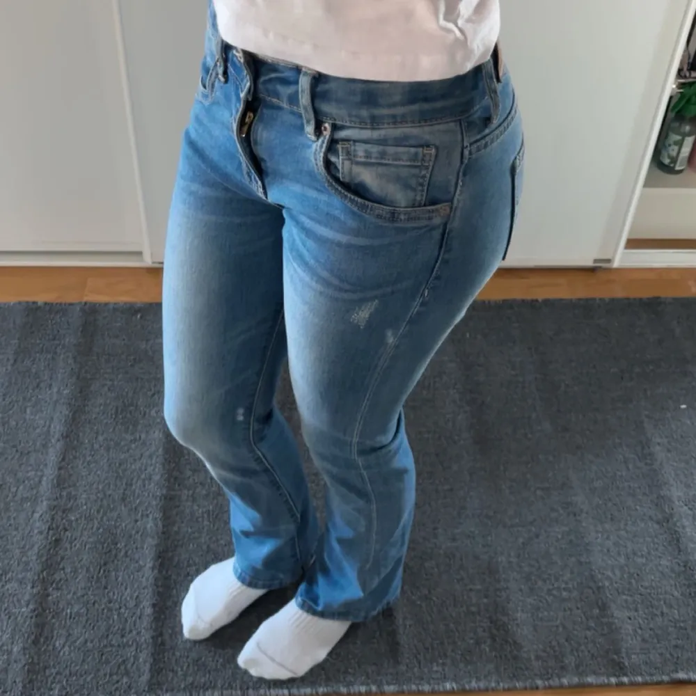 Stretchiga Levis jeans i storlek 14, 715 bootcut. Jag är 159 cm lång så de är lite små för mig men sitter ändå jätte fint💗. Jeans & Byxor.