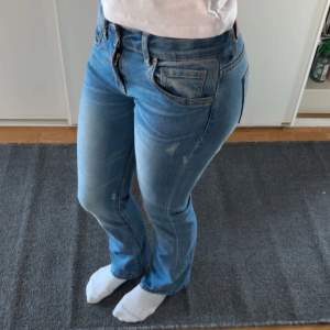 Stretchiga Levis jeans i storlek 14, 715 bootcut. Jag är 159 cm lång så de är lite små för mig men sitter ändå jätte fint💗