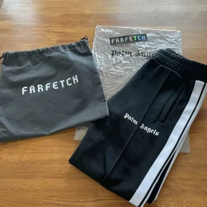 Palm Angels Byxor - Säljer mina Palm angels byxor. De är i mycket bra skick och inga skador alls. Dustbag, Org förpackning och farfetch sticker medföljer i köpet. Köparen står för frakten
