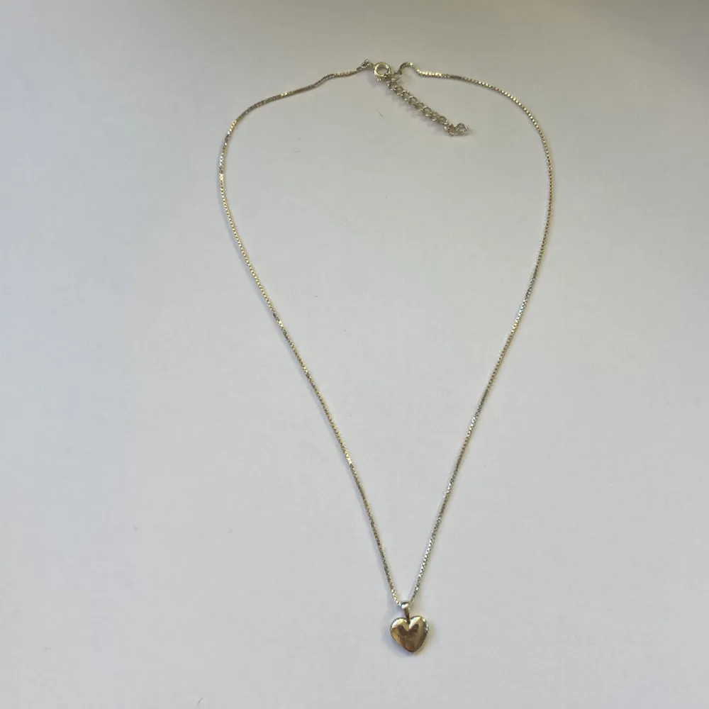 Silver halsband med ett fint litet hjärta. Aldrig använt, säljer på grund av att jag har ett likadant💞 Från ur&penn. Accessoarer.