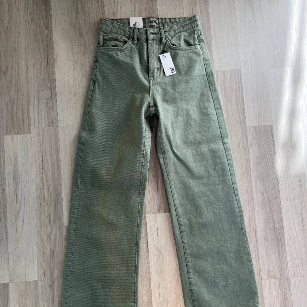 Gröna jeans från Lager 157 i nyskick! Säljer då de tyvärr är för små 💕 Nypris 300:- 🎀. Jeans & Byxor.