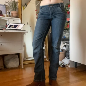 Bootcutjeans blå - Ascoola bootcut mellanblå jeans från Lindex i storlek 38. Plus en liten blomma i brun läder alldeles ovanför höger bakficka. Användna ett fåtal ggr, lite för tajta för mig men kvalitén är jättebra!