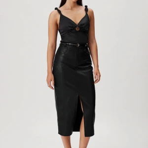 Adoore kjol - Superfin mellanlång kjol i PU-läder från Adoore🥰 Köptes i höstas och har använts en del men fortfrande i jättefint skick, säljer pga. flytt🌹