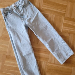 Jeans Mango stl.36 Gabriela - Maango skitsnygga ljus denim jeans. Stl 36. Högmidjade. Innerbenlängd ca 64cm. Knappt använda, som nya! 