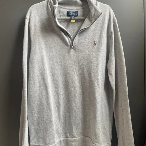 Halv zip - Hej nu säljer jag min Hf Zip från Ralph Lauren den har inga fläckar sitter bra och är väldigt stilren. på annonsen står det att storleken är XXL men det är barnstorlek så skulle säga medium i vuxenstorlek