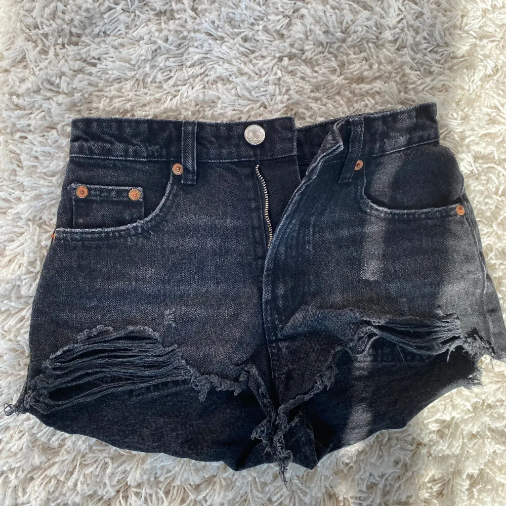 Säljer dessa zara jeans shorts i storlek xs/32🩷 jag köpte dem här på plick för ca 1 år sedan, de är använda men i gott skick🩷 säljer dem pga att de är för små🩷pris kan diskuteras . Shorts.