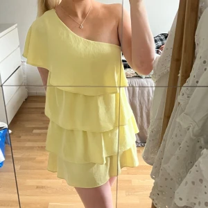 Gul zara klänning - Gul zara klänning med volanger, fint skick! Frakt tillkommer🥰 Säljer vid bra bud, ge prisförslag.