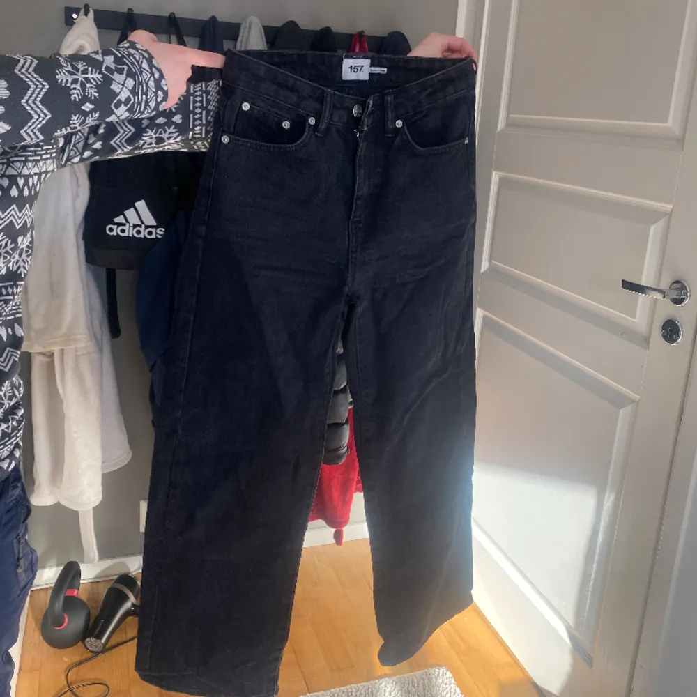 säljer dessa raka/utsvängda jeans pga att jag inte använder de mer! dom är använda men har inga slitningar och är i bra skick 💕 orginal pris: 300kr. Jeans & Byxor.