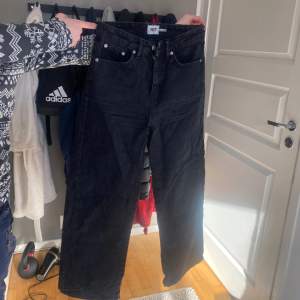 säljer dessa raka/utsvängda jeans pga att jag inte använder de mer! dom är använda men har inga slitningar och är i bra skick 💕 orginal pris: 300kr