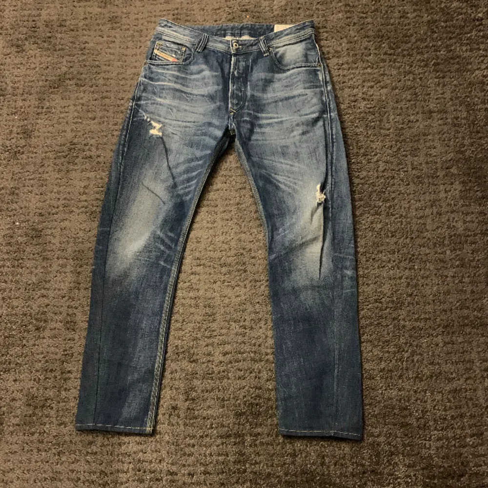 Feta diesel jeans med slitningar👌 Skick 9/10💯 Ny pris runt 1500kr vårt pris 349kr🍾🍾. Jeans & Byxor.