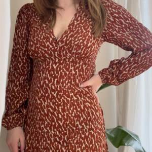 Leopardmönstrad klänning. Dragkedja på sidan, använd 2 gånger. Nypris 399kr.