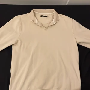 Tröja med krage - Perfekt skick, beige och perfekt för vår och höst, älskar färgen och strukturen