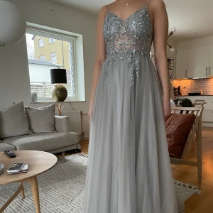 Vacker balklänning  - Säljer nu denna fina balklänning💕 Köpt på Dressroom Linné och bara använd en gång! Köpt för 4500kr. Hör av er vid frågor😊