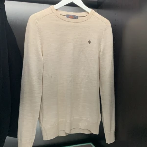 Morris crewneck - Säljer nu denna Morris tröja då den är för liten för mig - skick 8/10 då den har en liten fläck på armen - hör bara av dig om du har några frågor eller funderingar!