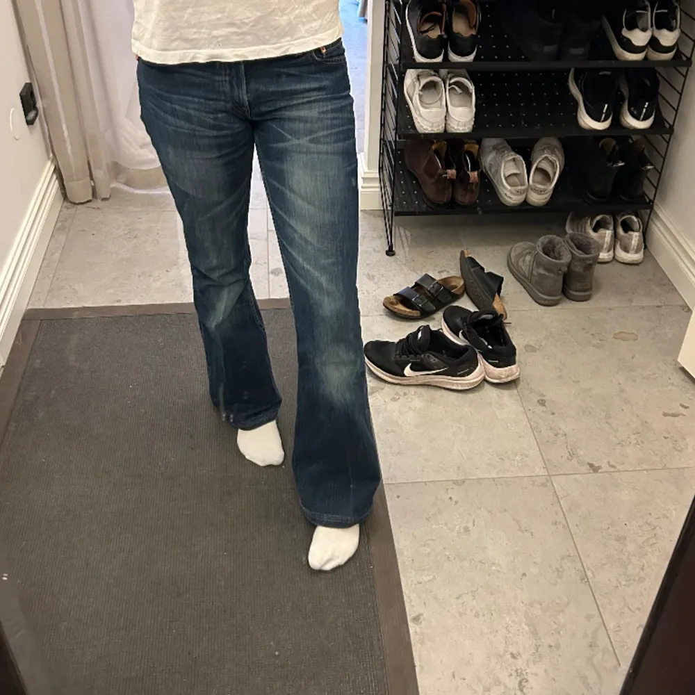 Jätte fina lågmidjade Levis jeans i super bra skick! . Jeans & Byxor.