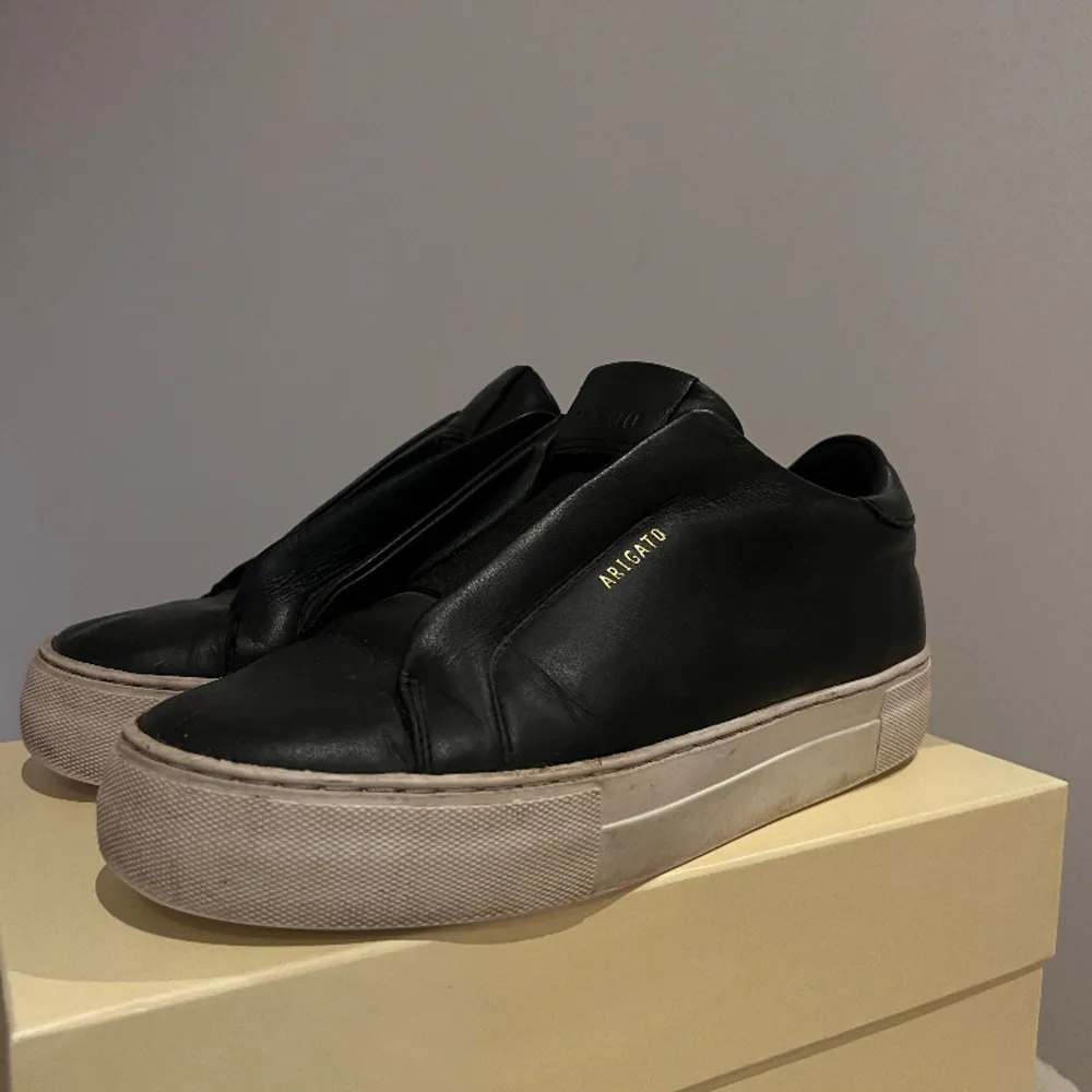 Ett par jätte fina arigato skor som tyvärr inte längre kommer till användning💕nypris är 2500 kr men pga av tidigare änvädning säljer jag dom för 900kr ☺️. Skor.