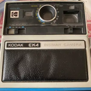 Kodak EK4 som är en kamera från 70-talet med handvevs teknik(ingen elmotor). PR144-10 filmen ingår tillsammans med 6v platt J-batteriet. Väskan är inget original men kan ingå i köpet