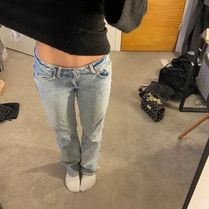 Low waist jeans - Säljer mina älskade weekday jeans i modellen arrow low! Tveka inte att skriva om ni har frågor ❤️