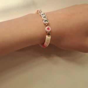 Armbands kit - Säljer mina fina armband. Jag har själv hjort dem. På den första så står det love , på den andra style och på den tredje bejeweled.