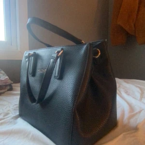 Valentino väska  - Skriv vid funderingar / fler bilder ❤️🥰