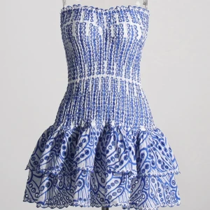 Bandeauklänning  - Säljer denna Charo ruiz liknande klänning! Endast använd en gång. Passar på mig som oftast bär XS, men är stretchig så passar nog upp till M. Hör av dig för fler bilder❤️